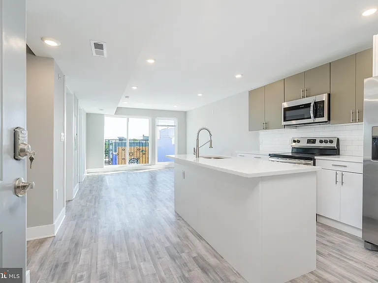 2500 N Mascher St #14 — Photo 4