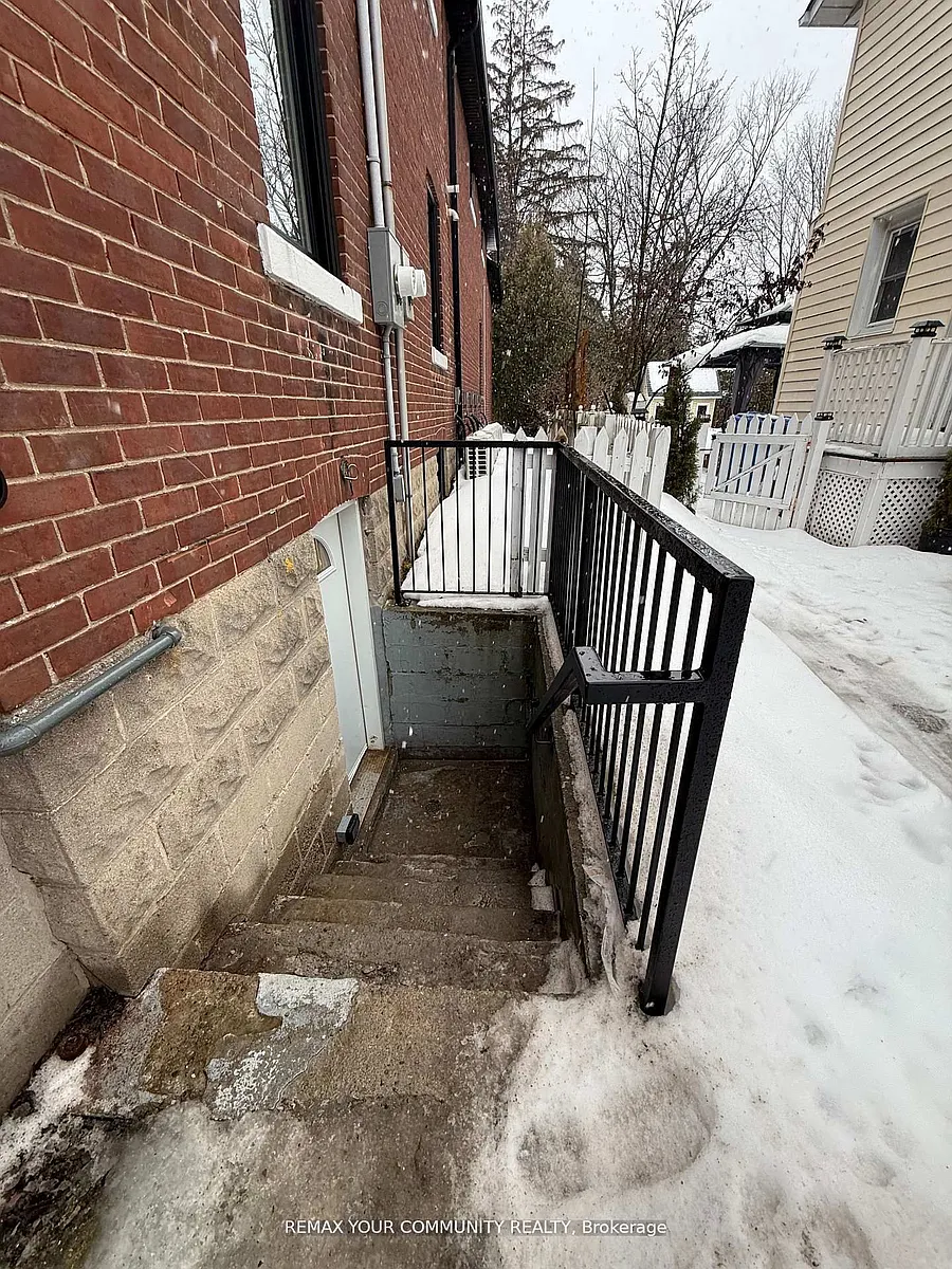 Building Photo - 88 Spruce St W #5