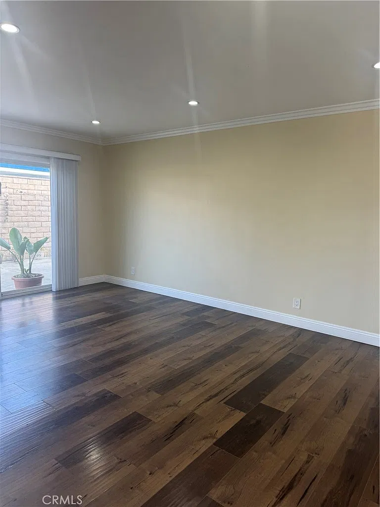 3 bed, 850 sqft, $3,500 — Photo 2