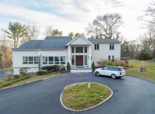 4 Paddock Ct, Old Westbury, NY 11568