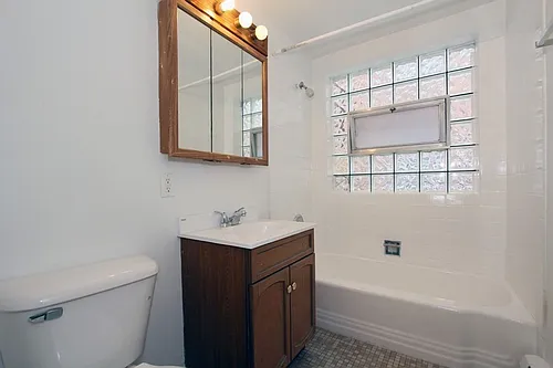 6743 S Oglesby Chicago, IL 60649 Photo 1