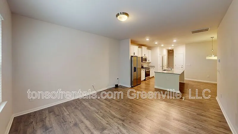 3 bed, 2.5 bath, $1,800 — Photo 2