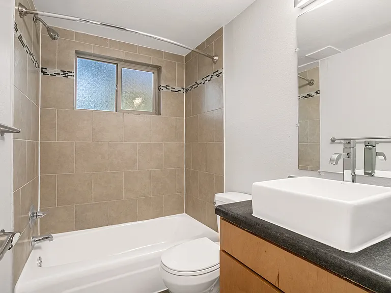 410 Delaware St — Photo 45