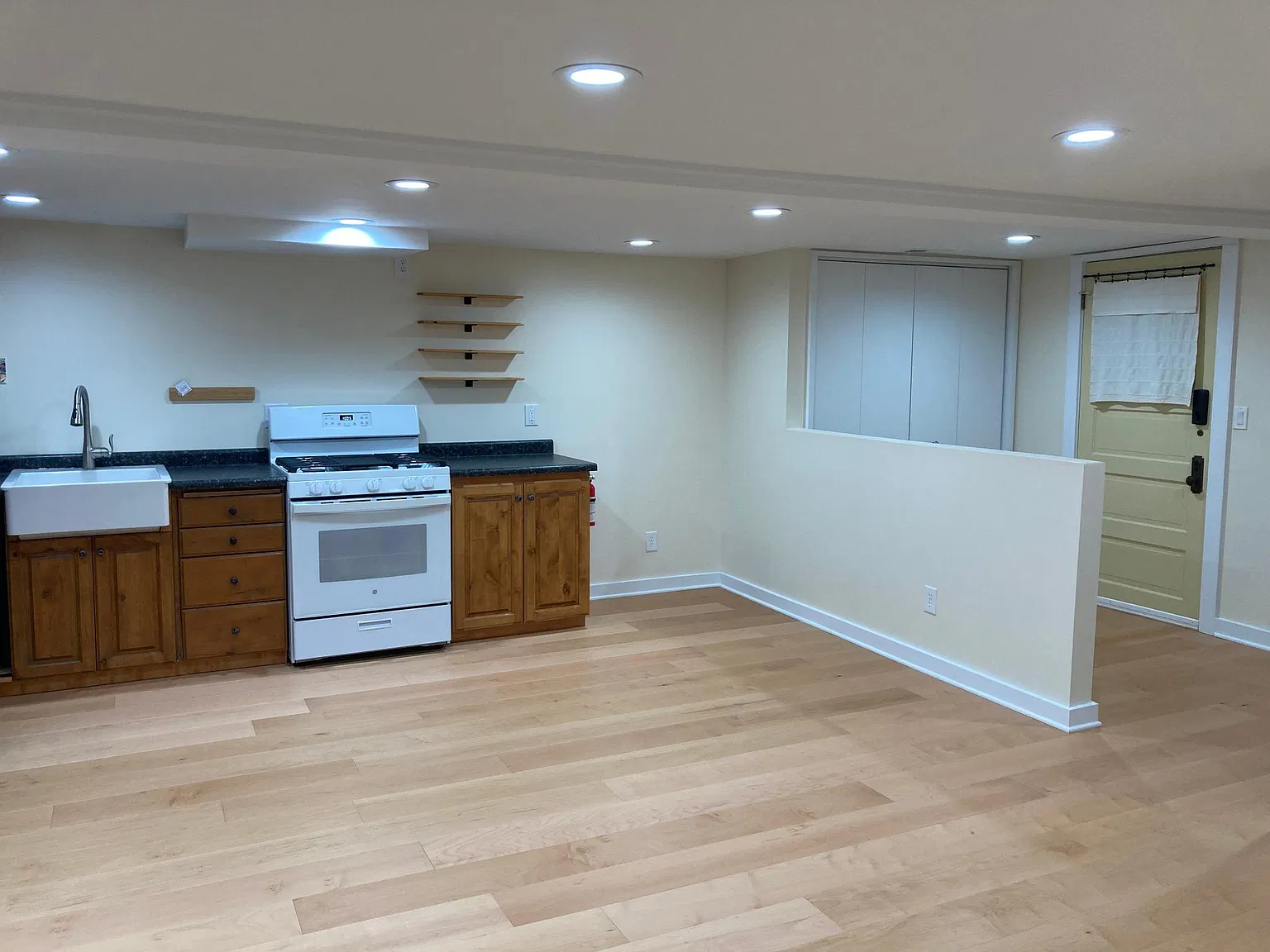 Studio, 700 sqft, $1,345 — Photo 4