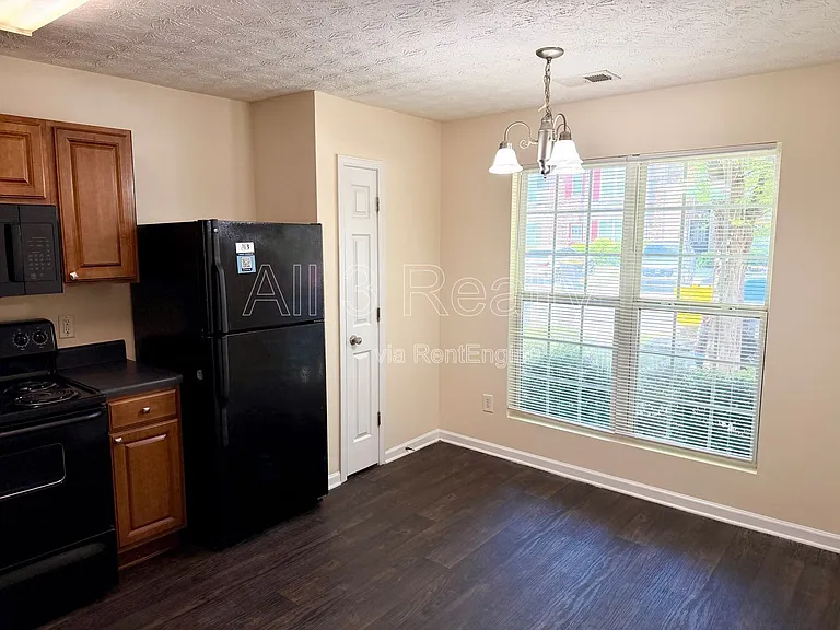 1863 Grove Way — Photo 8