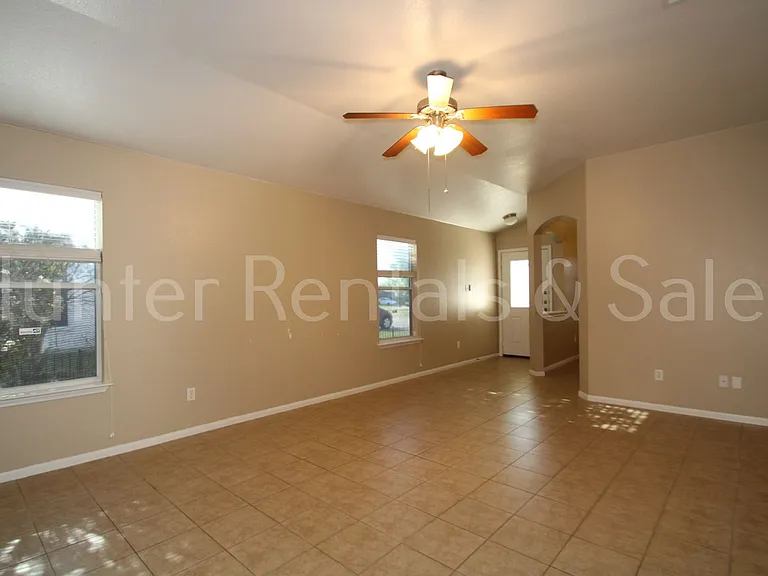 505 E Vega Ln — Photo 6