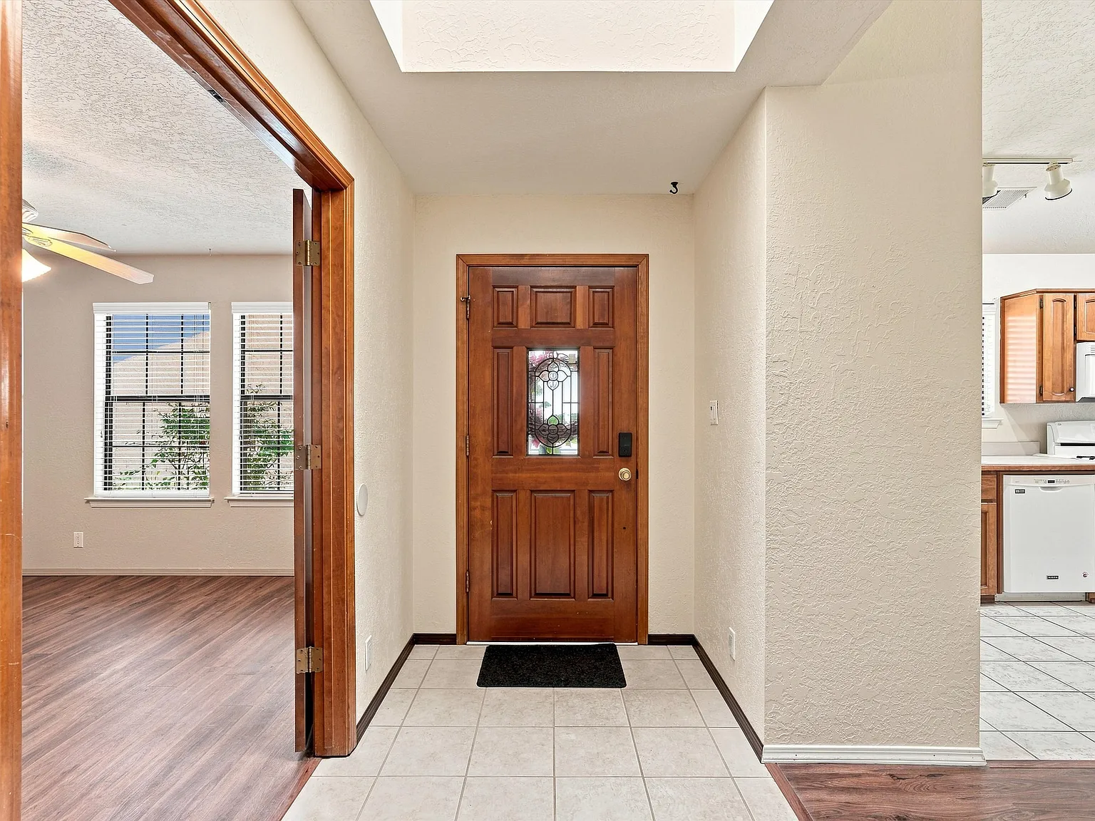 3 bed, 1379 sqft, $2,300 — Photo 4