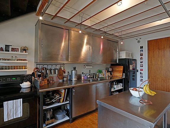 5th image of 918 E 5th St APT 6