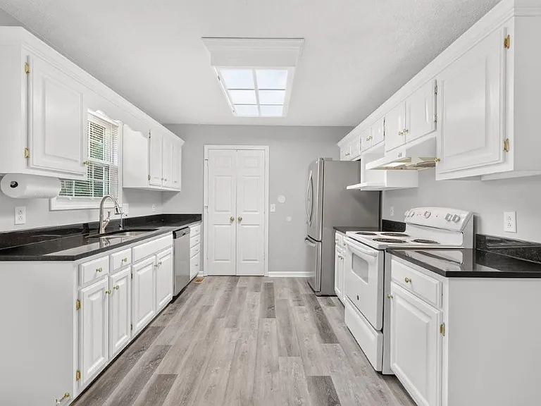 108 Roberts Dr — Photo 2