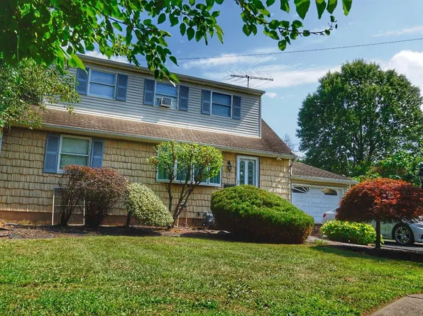 7 Dogwood Cir, Edison, NJ 08817