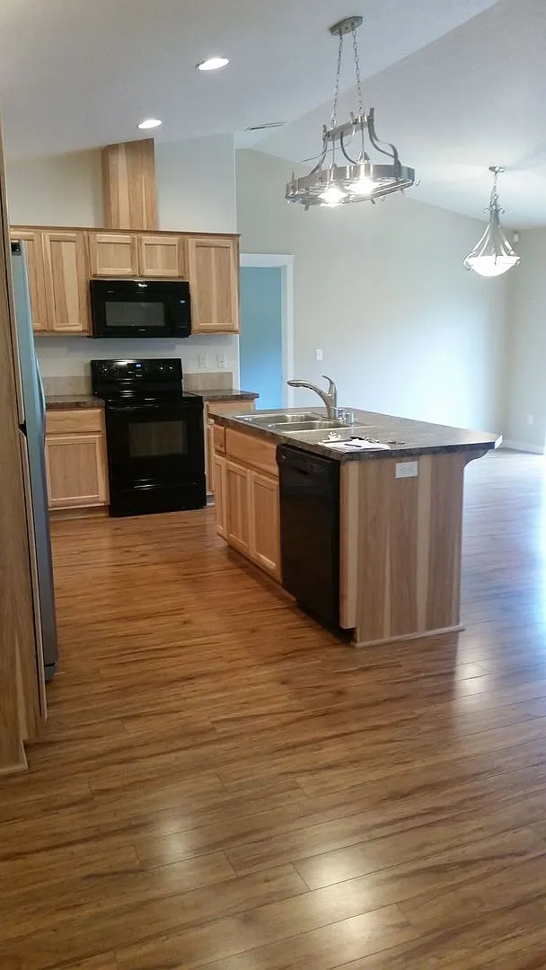 Stunning four-bedroom one level home with a spacious lot! — Photo 4