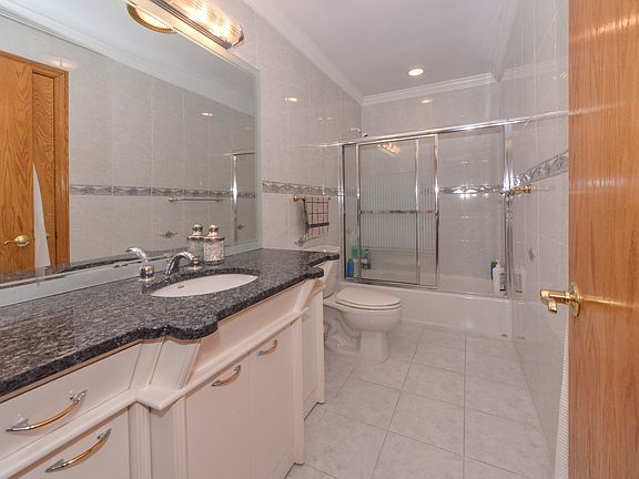 3rd image of 36 Wilson Ave E