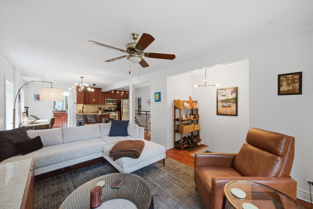 2013 W Crystal St APT 1F, Chicago, IL - View 4