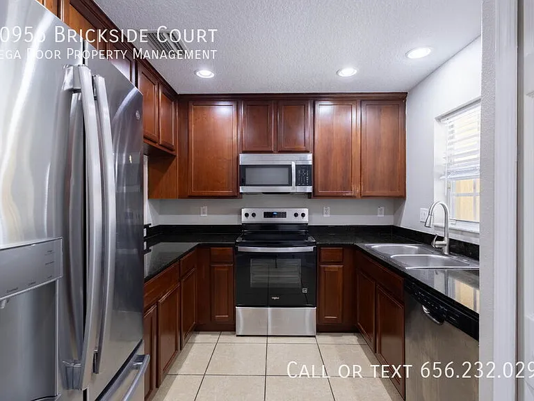10956 Brickside Ct — Photo 6