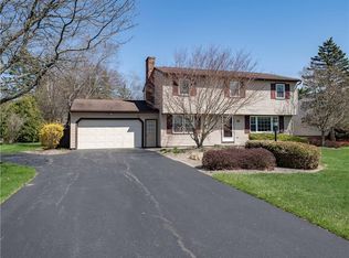 10 Heatherwood Rd, Fairport, NY 14450