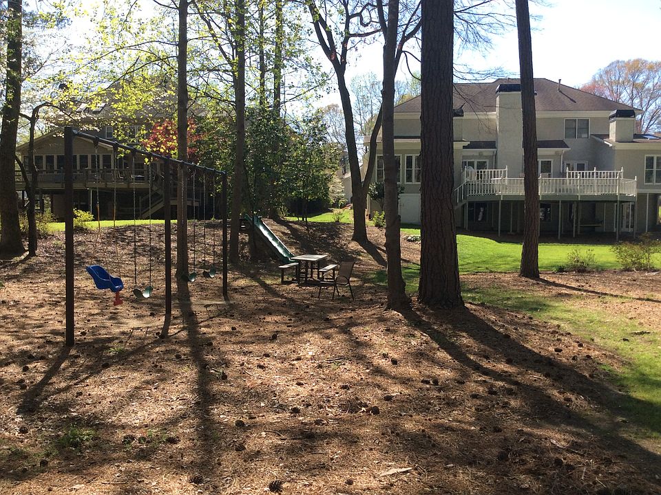 2nd image of 1010 Ashebrooke Way NE