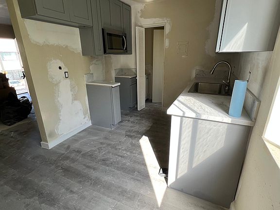 4th image of 4188 Greenbush Ave APT 6