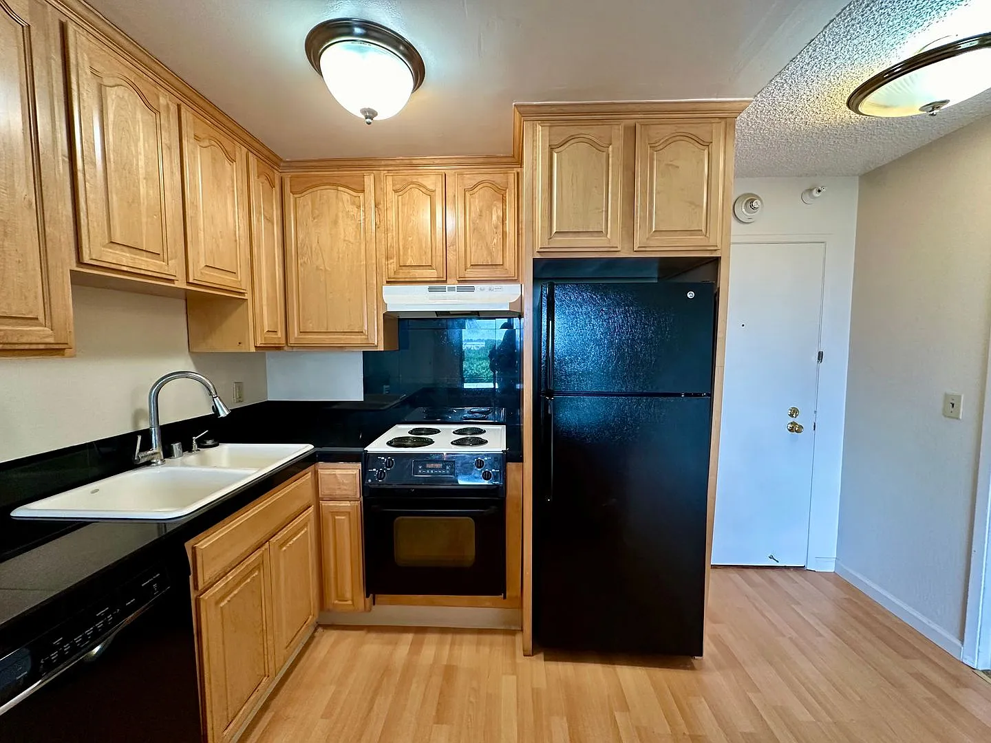One Bedroom Condo Available in Watergate Community/Emeryville! — Photo 3