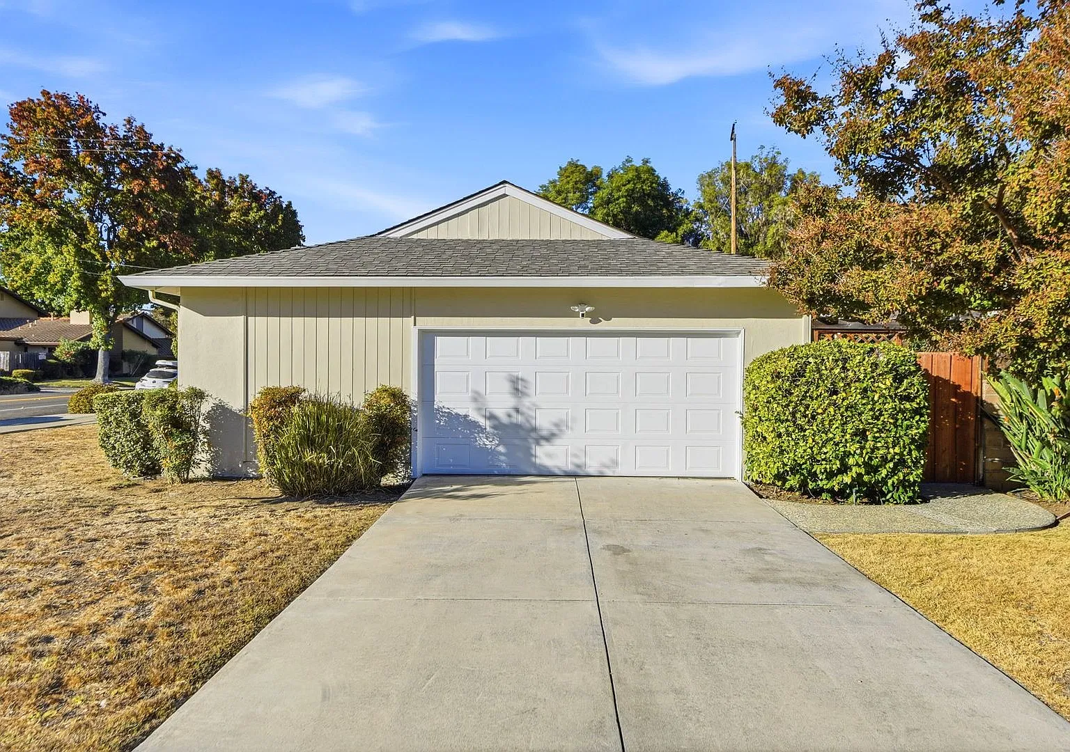 Charming ranch with cheerful red accents and a remodeled kitchen — Photo 4
