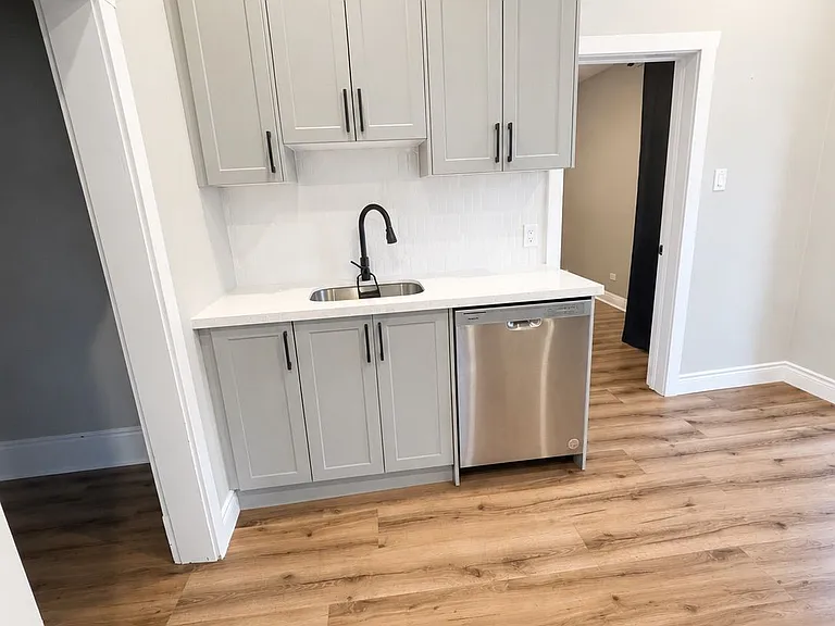 81 Curtis St #4 — Photo 6