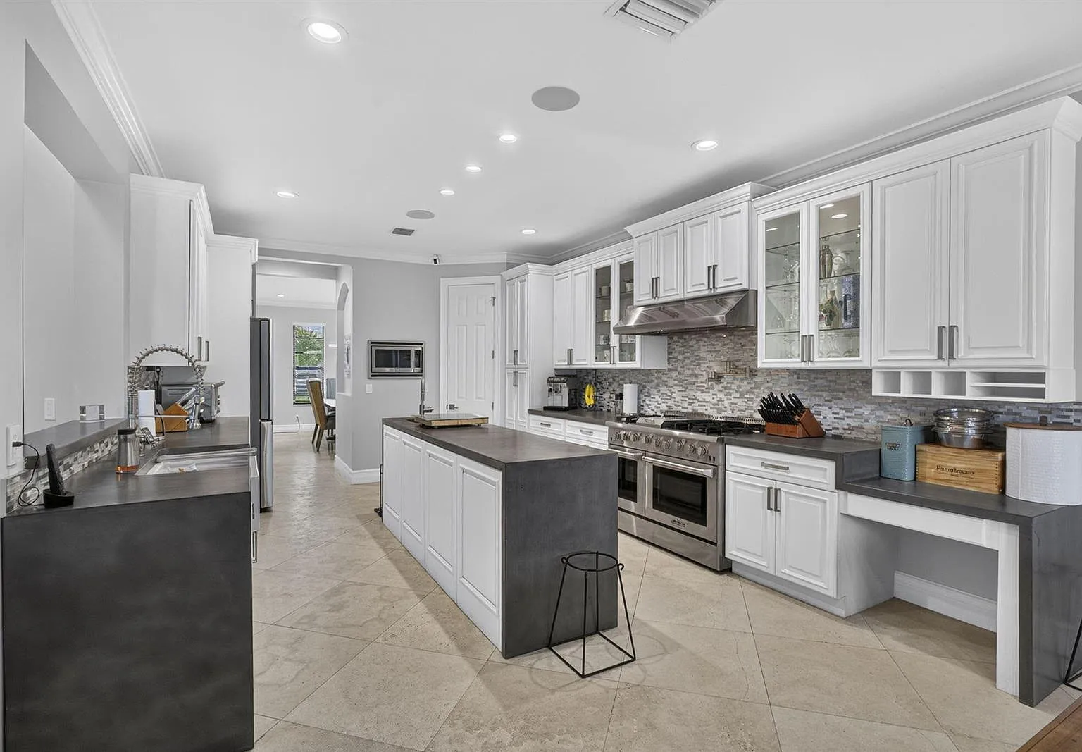 6 bed, 4.5 bath, 4297 sqft, $8,499 — Photo 3
