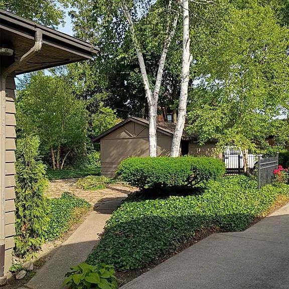2437 Riverside Dr W — Photo 8