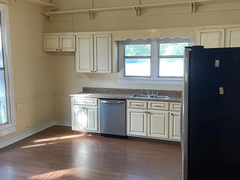111 Maple St — Photo 2