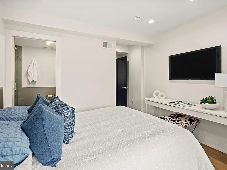 2403 Grays Ferry Ave — Photo 17