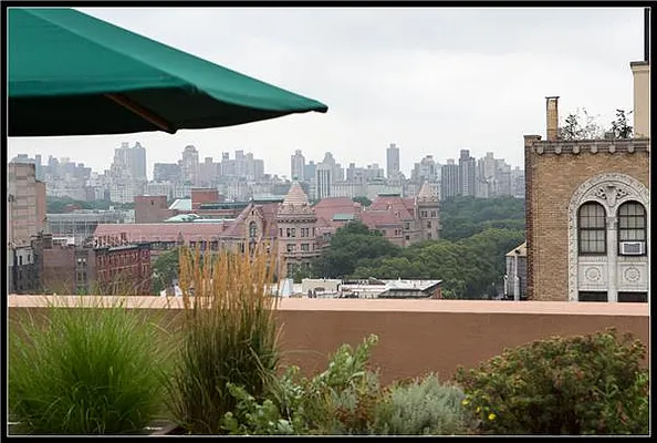 Sold by R New York | media 9