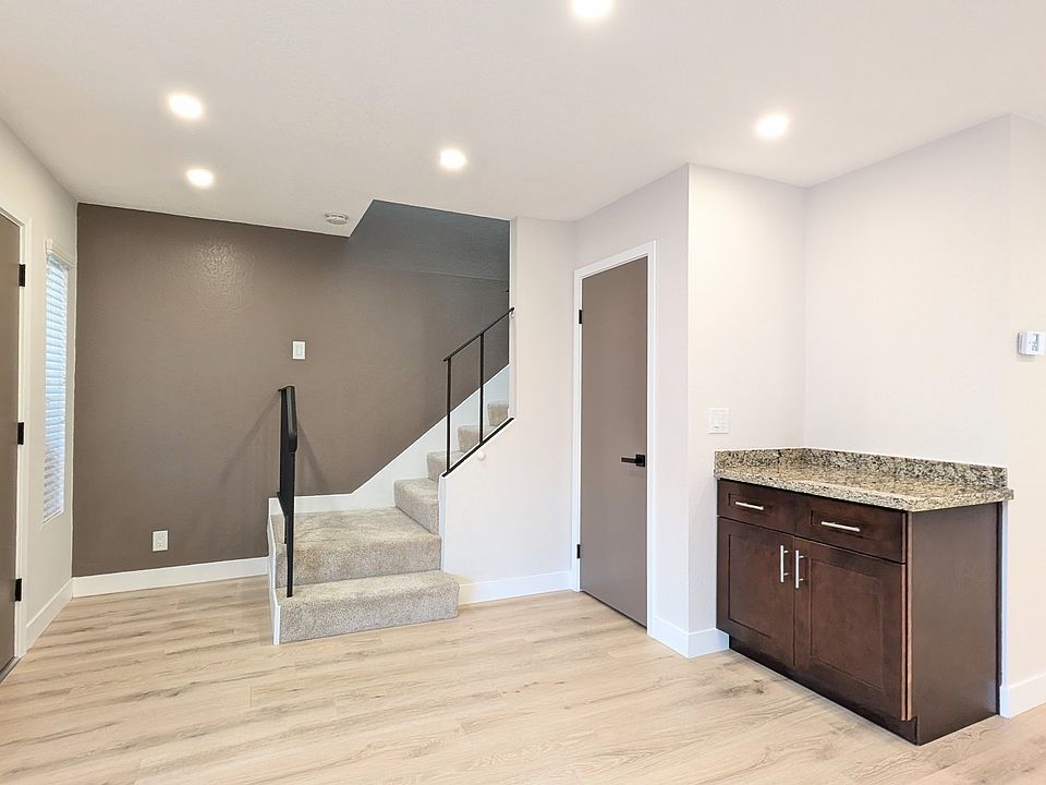 1st image of 209 Palmetto Dr APT 1