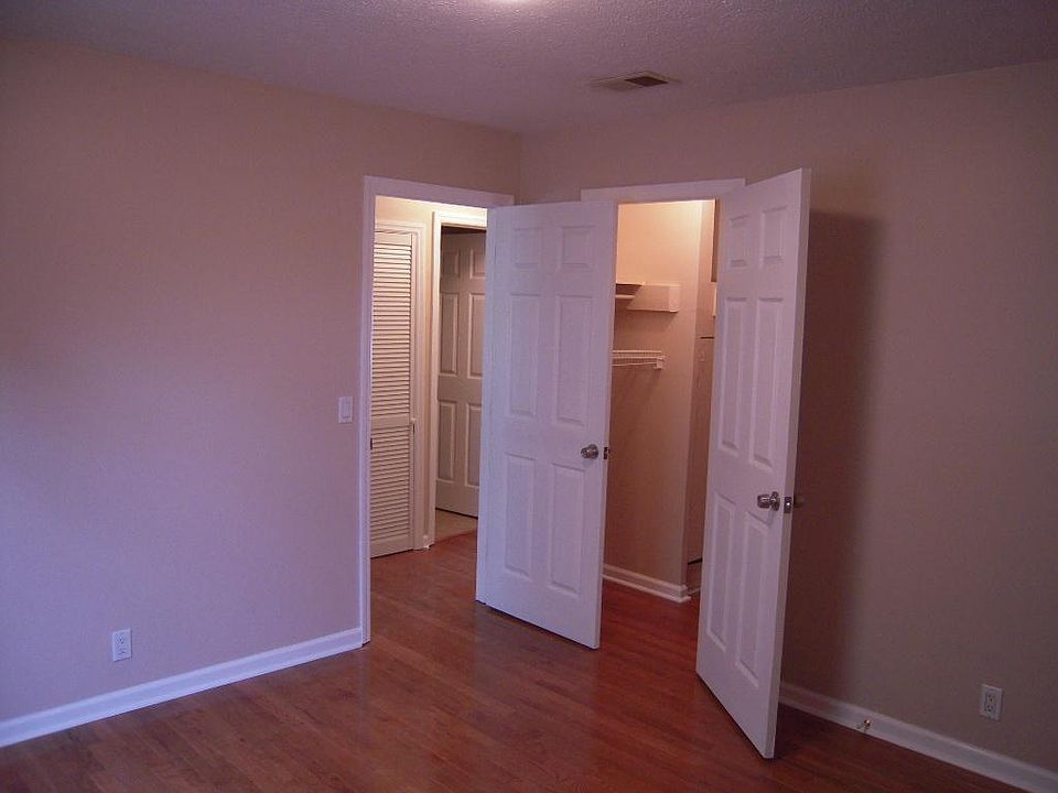 Bedroom w/walk-in closet