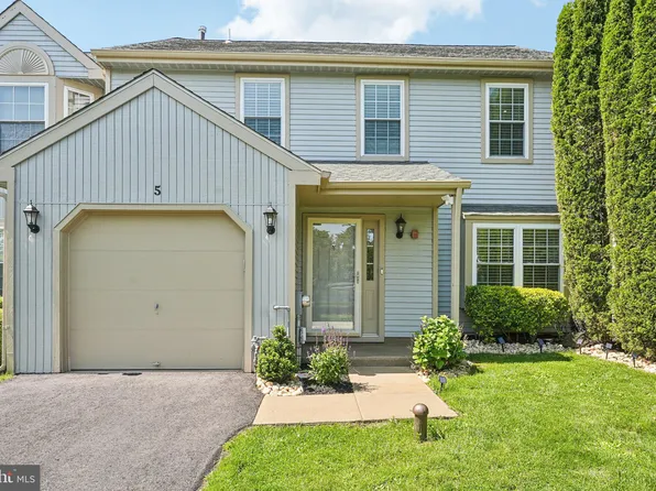 5 Locust Ln, Newtown, PA 18940