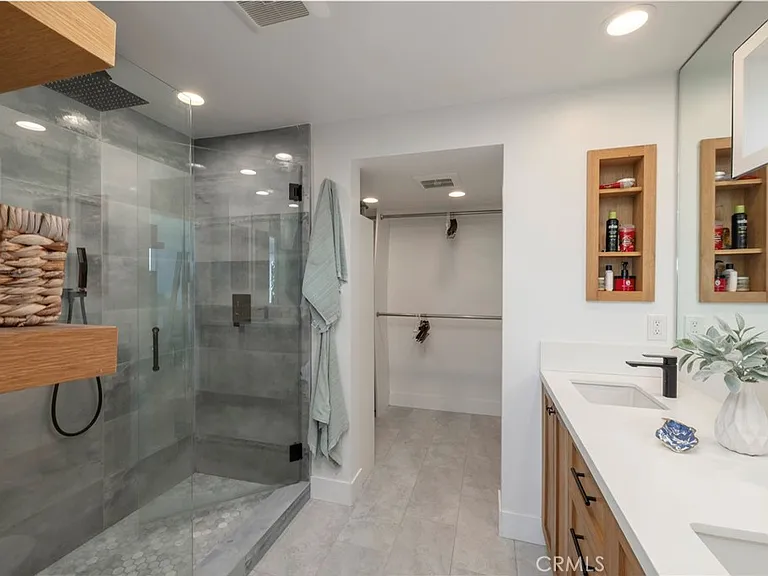 1082 Temple Hills Dr — Photo 23