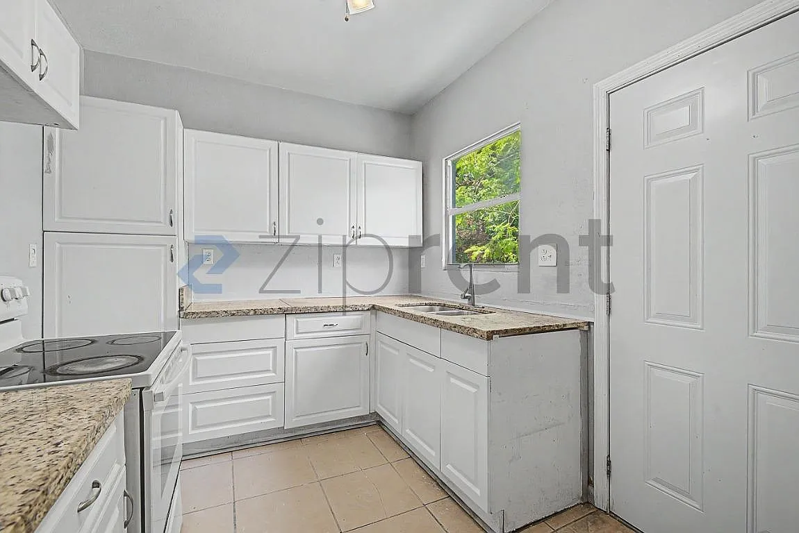 3 bed, 930 sqft, $2,300 — Photo 4