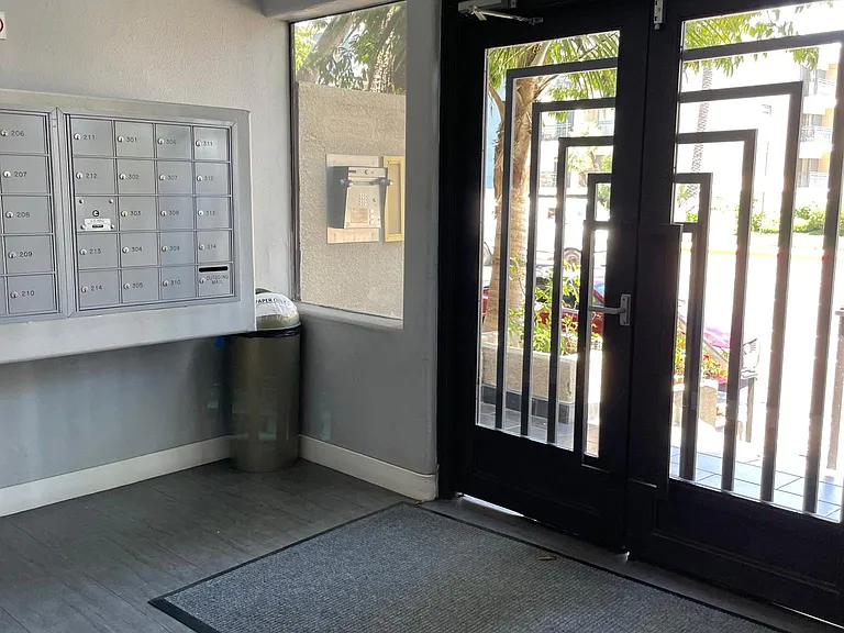 4477 Woodman Ave #209 — Photo 33