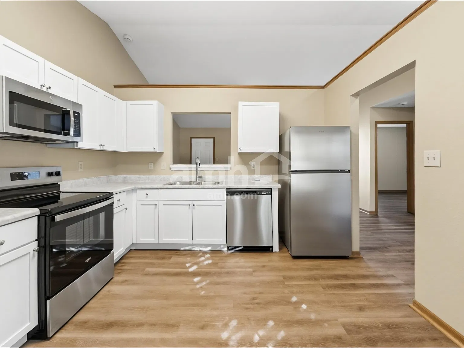 3 bed, 2.0 bath, 1102 sqft, $1,680 — Photo 3