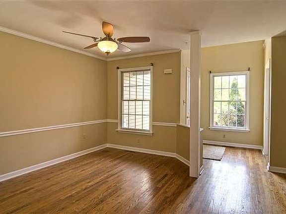 Dinning spce with Foyer