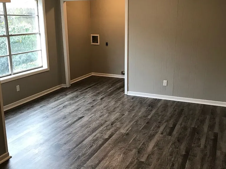 601 Robbins St — Photo 4
