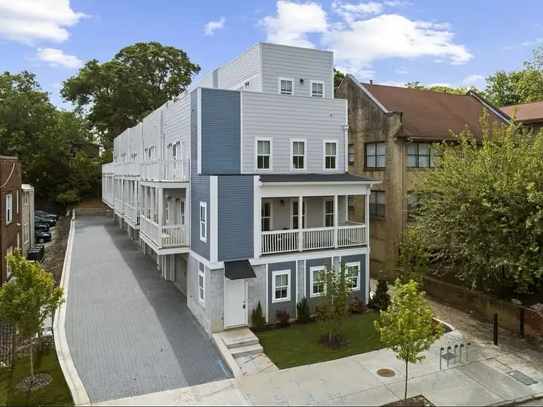 663 Boulevard NE — Photo 1
