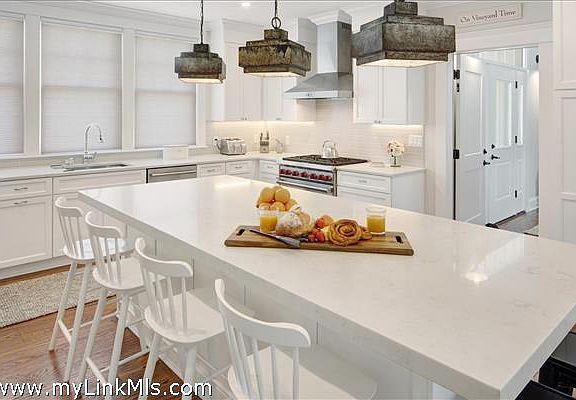 Gourmet kitchen