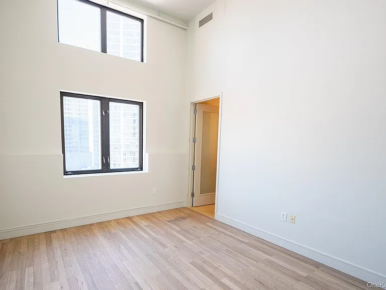 25 Leroy Pl #Penthouse 1 — Photo 10