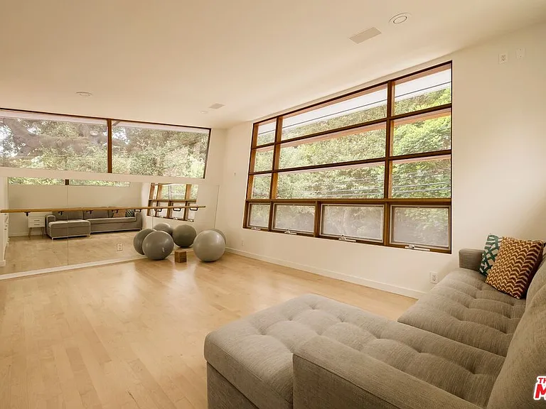 3600 Mandeville Canyon Rd — Photo 16