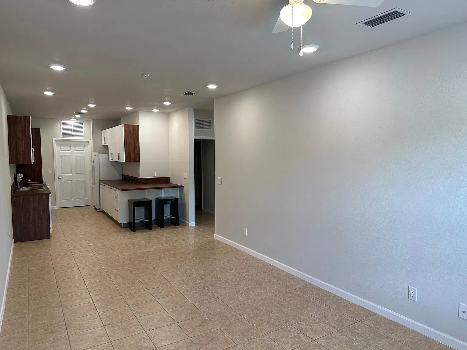 7414 SW 10th Ct — Photo 2