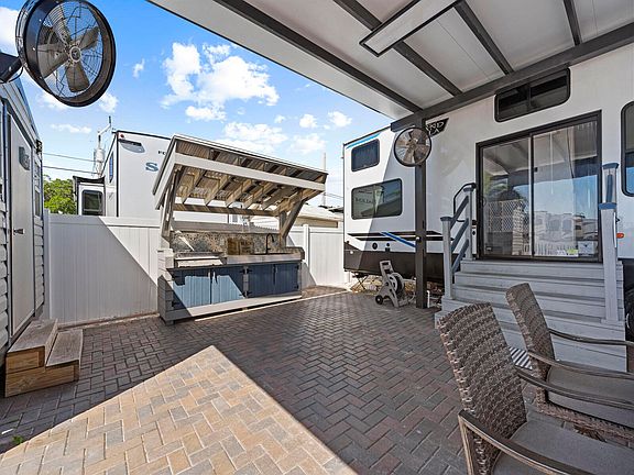 5th image of 325 Calusa St #321