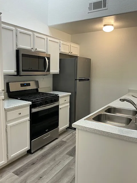 3 bed, 2.5 bath, 1200 sqft, $1,849 — Photo 2