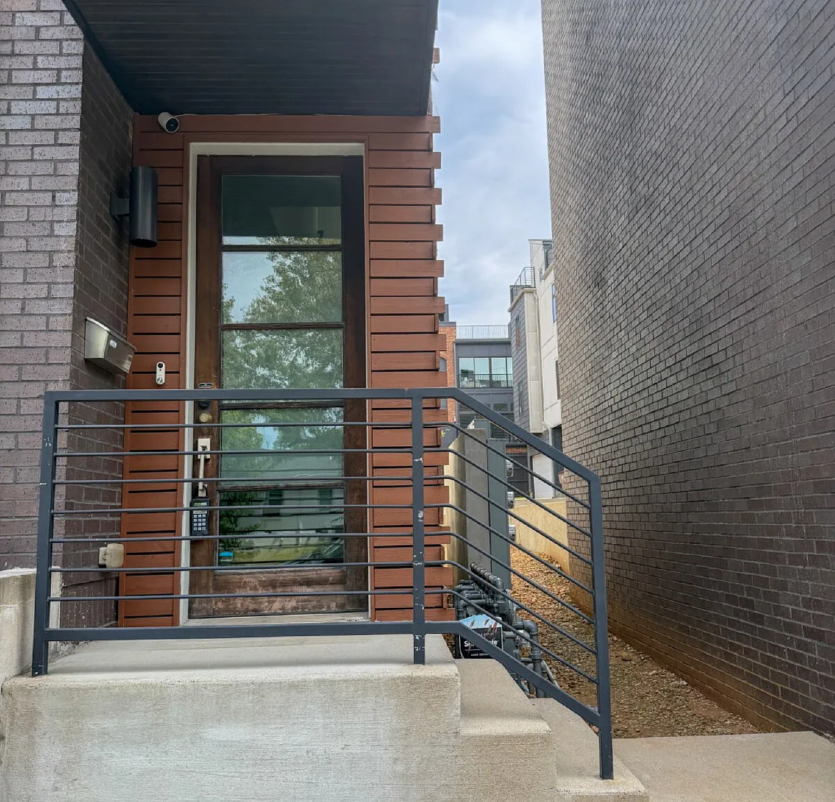 3 bed, 3.5 bath, 2010 sqft, $4,200 — Photo 2