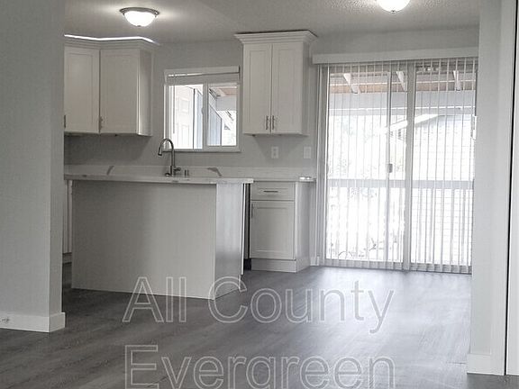 2nd image of 216 Chicago Blvd S #B