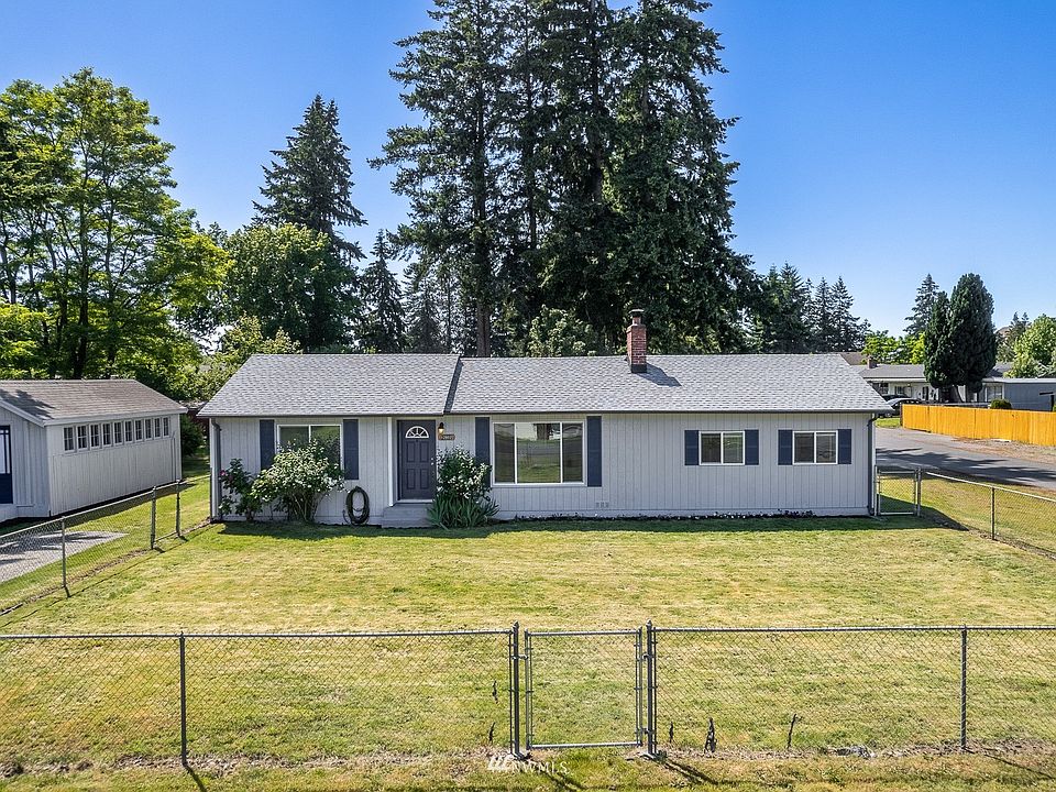 Adorable rambler- on huge corner lot!