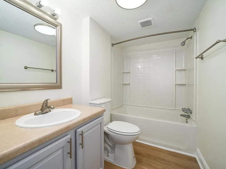 Beacon Pointe Apartments — Photo 10