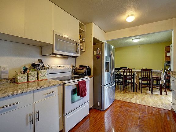 5th image of 532 12th St SE